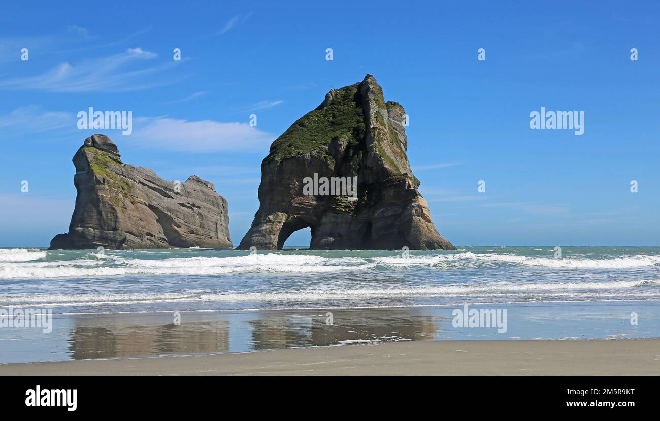 Archway Islands am Wharariki Beach - Neuseeland Stockfoto