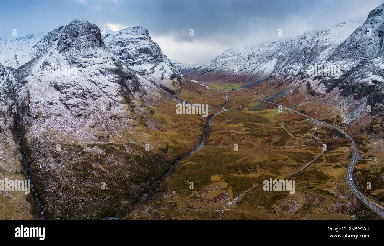Blick aus der Vogelperspektive auf die Berge in Glen Coe im Winter, schottische Highlands, Schottland, Großbritannien Stockfoto
