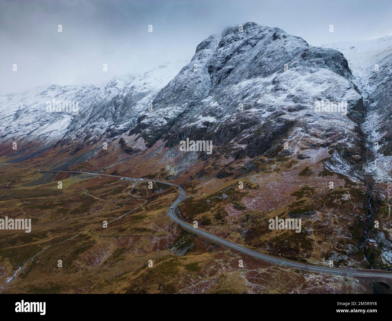 Blick aus der Vogelperspektive auf die Berge in Glen Coe im Winter, schottische Highlands, Schottland, Großbritannien Stockfoto
