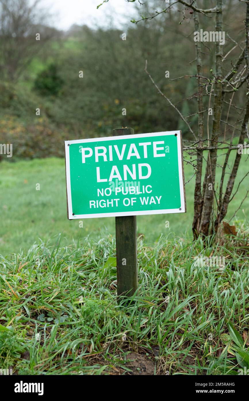 Privatland, kein öffentliches Wegerecht, Schild auf Grasbank, grün Stockfoto