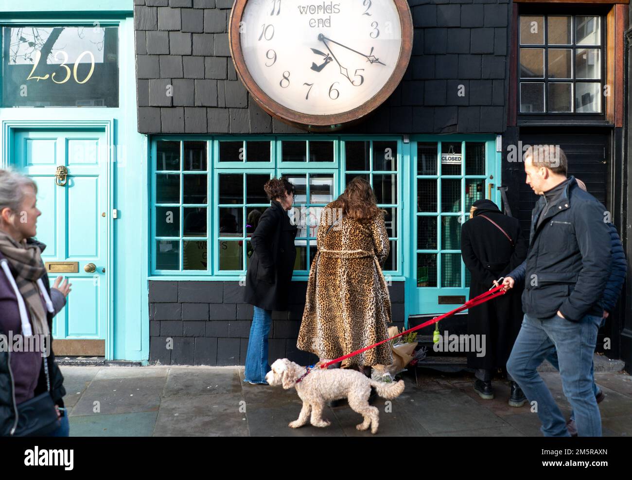 Mitglieder der Öffentlichkeit im Vivienne Westwood Worlds End Store auf der Kings Road nach ihrem Tod am 30. Dezember 2022 in London, Stockfoto