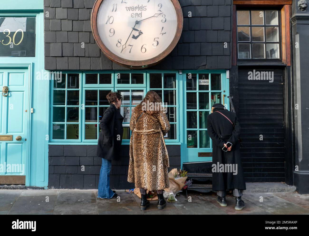 Mitglieder der Öffentlichkeit im Vivienne Westwood Worlds End Store auf der Kings Road nach ihrem Tod am 30. Dezember 2022 in London, Stockfoto