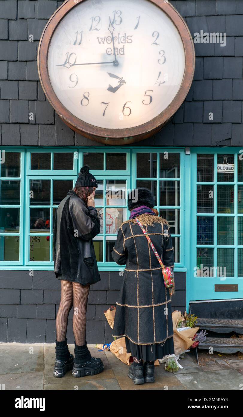 Mitglieder der Öffentlichkeit im Vivienne Westwood Worlds End Store auf der Kings Road nach ihrem Tod am 30. Dezember 2022 in London, Stockfoto