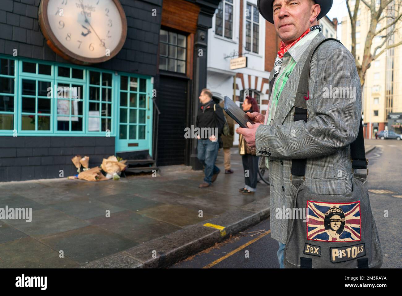 Mitglieder der Öffentlichkeit im Vivienne Westwood Worlds End Store auf der Kings Road nach ihrem Tod am 30. Dezember 2022 in London, Stockfoto