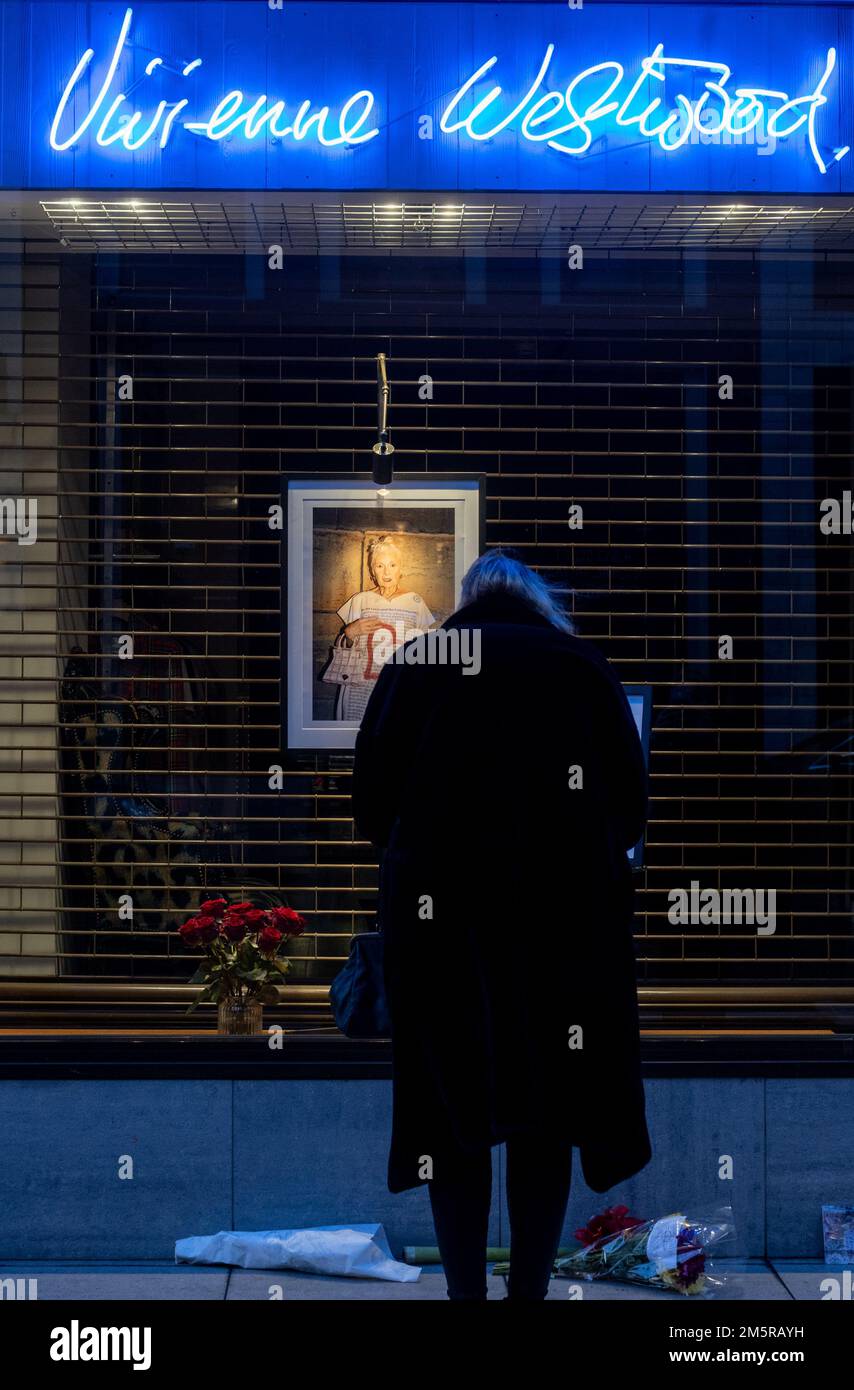 © Jeff Moore Mitglieder der Öffentlichkeit im Vivienne Westwood Store in Mayfair nach ihrem Tod am 30. Dezember 2022 in London, en Stockfoto