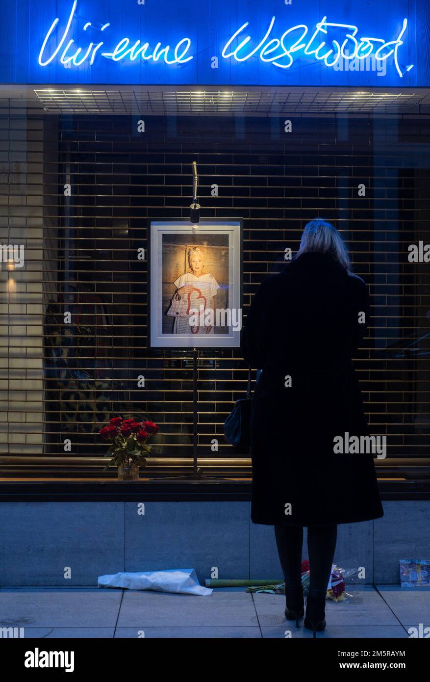© Jeff Moore Mitglieder der Öffentlichkeit im Vivienne Westwood Store in Mayfair nach ihrem Tod am 30. Dezember 2022 in London, en Stockfoto