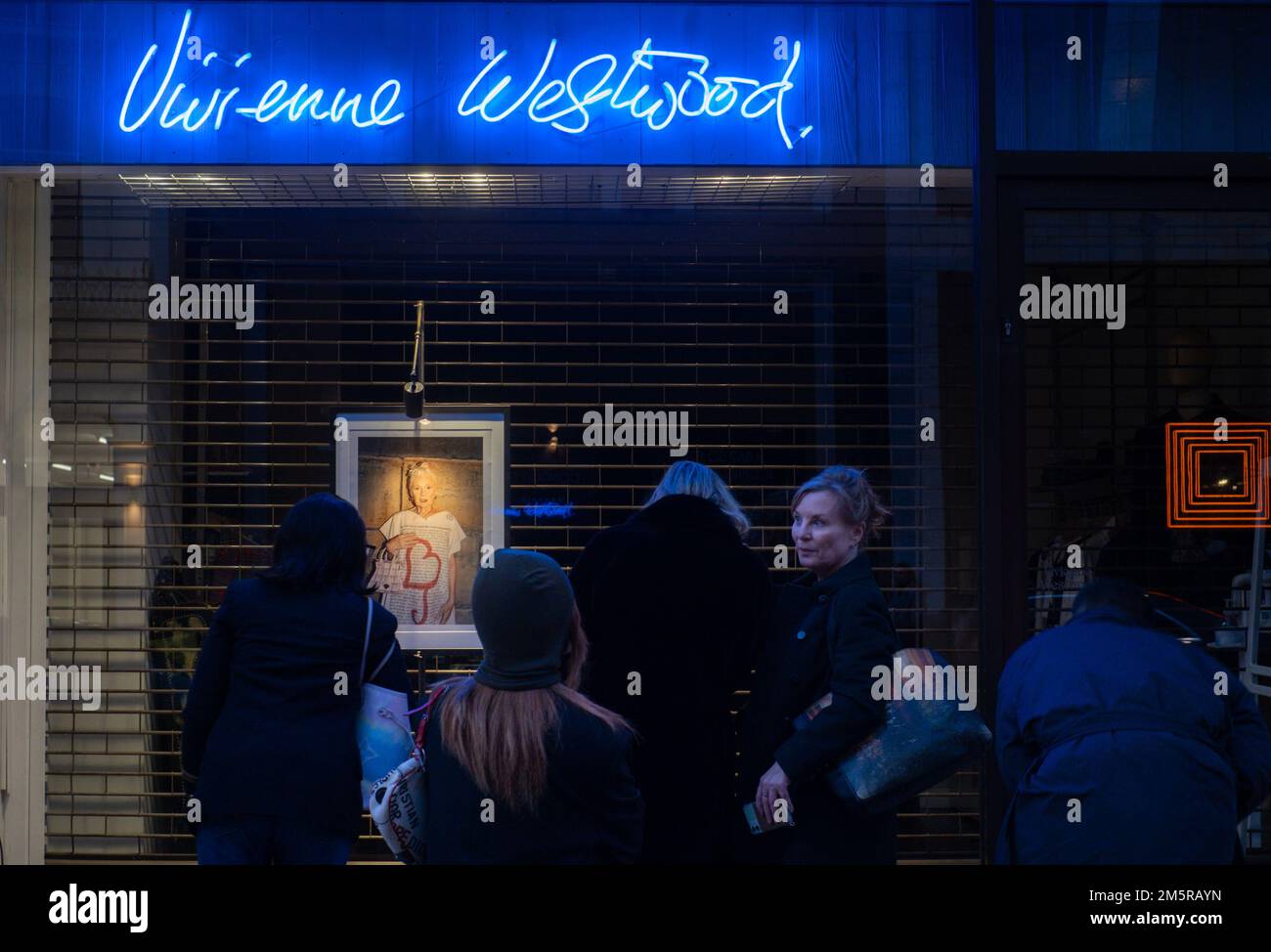 © Jeff Moore Mitglieder der Öffentlichkeit im Vivienne Westwood Store in Mayfair nach ihrem Tod am 30. Dezember 2022 in London, en Stockfoto