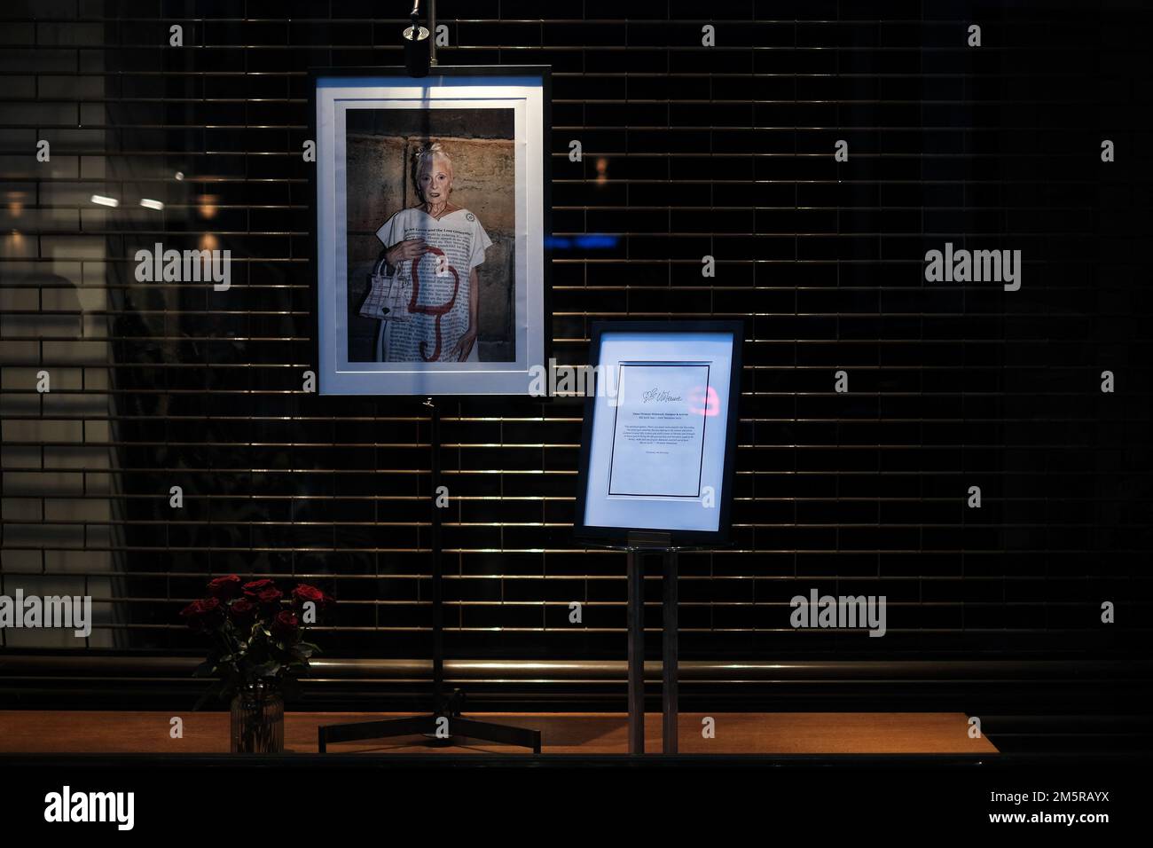 © Jeff Moore Mitglieder der Öffentlichkeit im Vivienne Westwood Store in Mayfair nach ihrem Tod am 30. Dezember 2022 in London, en Stockfoto