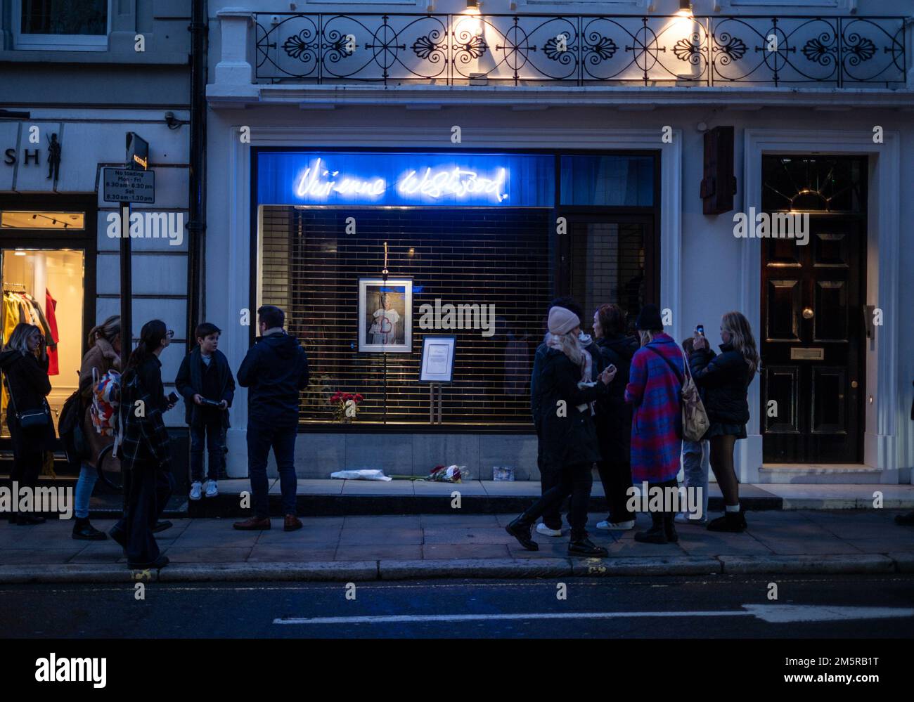 © Jeff Moore Mitglieder der Öffentlichkeit im Vivienne Westwood Store in Mayfair nach ihrem Tod am 30. Dezember 2022 in London, en Stockfoto