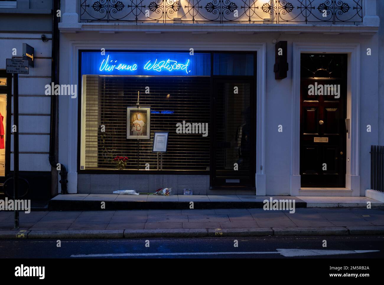 © Jeff Moore Mitglieder der Öffentlichkeit im Vivienne Westwood Store in Mayfair nach ihrem Tod am 30. Dezember 2022 in London, en Stockfoto