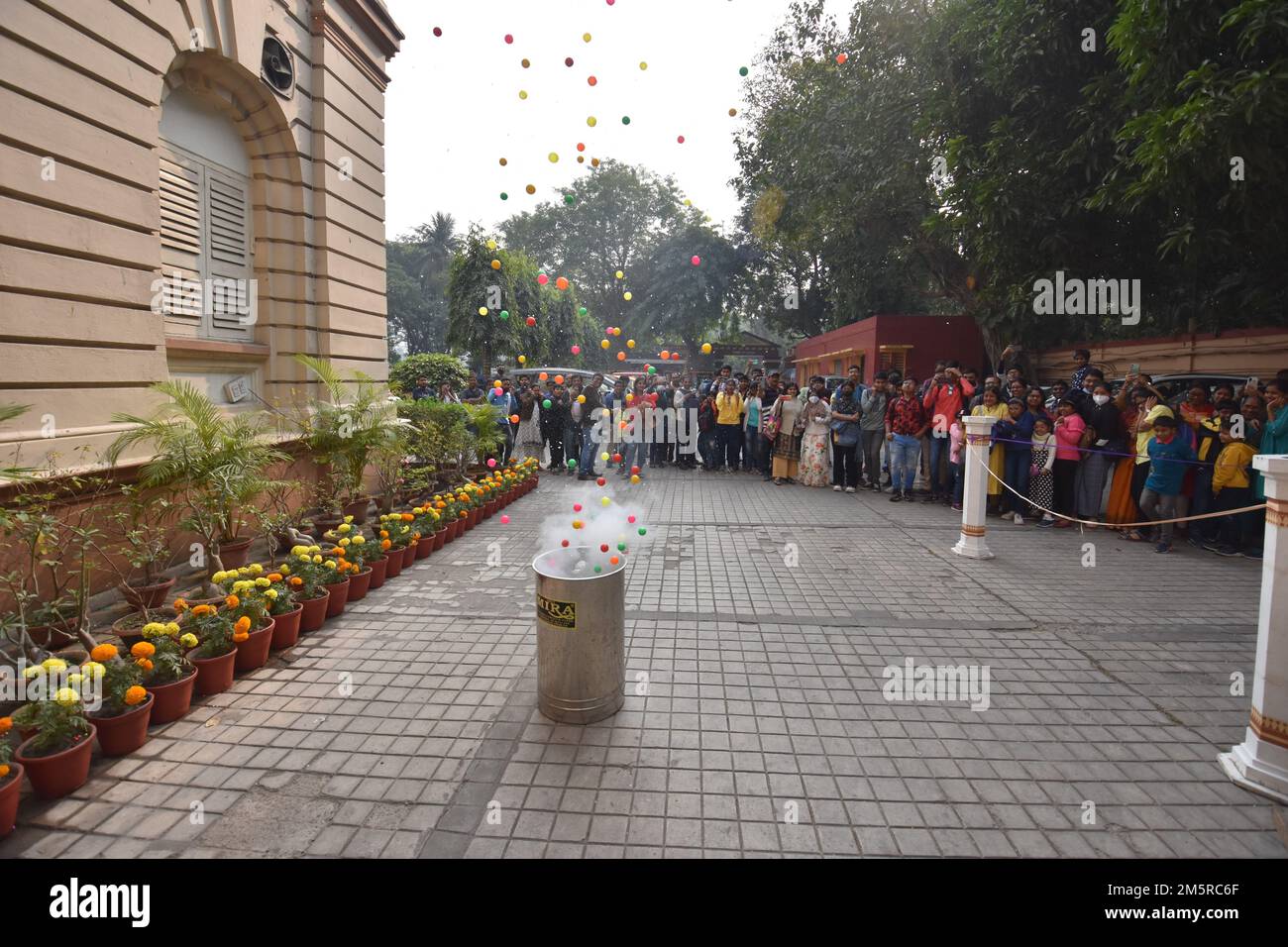 Kalkutta, Westbengalen, Indien. 30. Dezember 2022. Im Birla Industrial and Technological Museum wird während der Feiertage am Jahresende eine Open-Air-Show mit überzeugenden wissenschaftlichen Botschaften für die breite Öffentlichkeit aller Altersgruppen geboten. (Kreditbild: © Biswarup Ganguly/Pacific Press via ZUMA Press Wire) Kredit: ZUMA Press, Inc./Alamy Live News Stockfoto