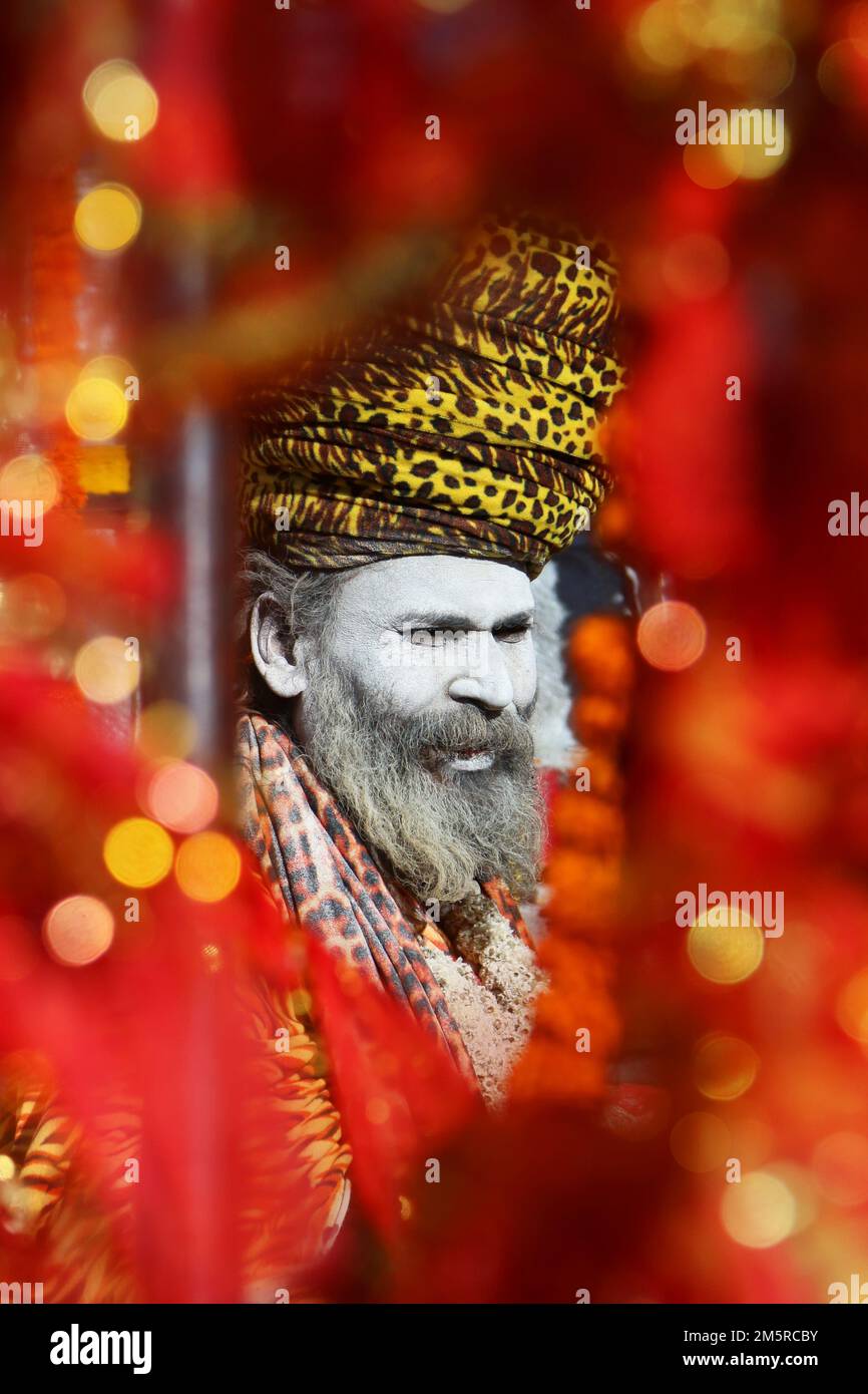 Der Heilige im Kedarnath-Tempel in Indien bietet Pilgern Segen Stockfoto