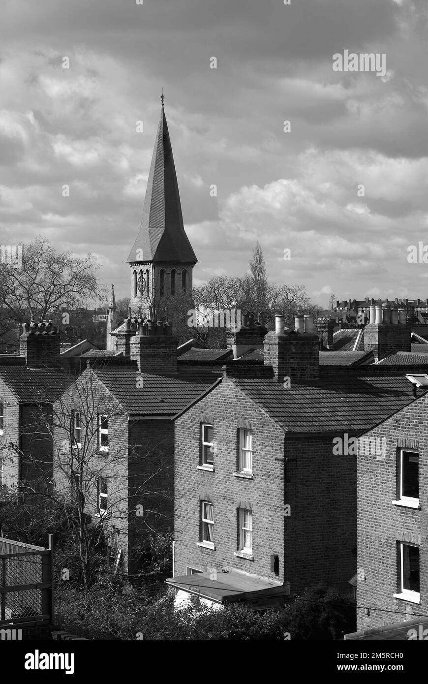 Viktorianische Häuser und der Kirchturm von St. John's im südlichen Londoner Vorort East Dulwich, Südostengland, in Monochrom Stockfoto