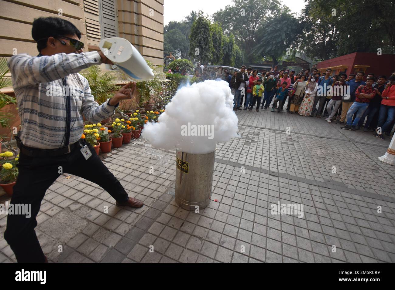 Kalkutta, Westbengalen, Indien. 30. Dezember 2022. Im Birla Industrial and Technological Museum wird während der Feiertage am Jahresende eine Open-Air-Show mit überzeugenden wissenschaftlichen Botschaften für die breite Öffentlichkeit aller Altersgruppen geboten. (Kreditbild: © Biswarup Ganguly/Pacific Press via ZUMA Press Wire) Kredit: ZUMA Press, Inc./Alamy Live News Stockfoto