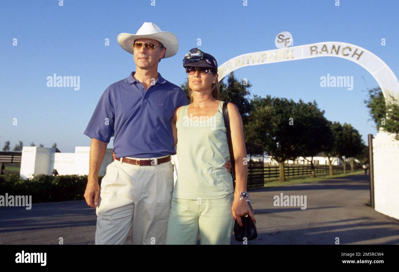 Dallas, Vereinigte Staaten. 30. Dezember 2022. firo 08.07.1994 Archive Foto Archiv Fotoarchiv Fotos Archiv Fußball, Fußball, Weltmeisterschaft 1994 USA, 94, in, Dallas, Land, People, Franz Beckenbauer Franz Beckenbauer mit Cowboyhut Private, auf der South Form Ranch in Dallas/USA Hit Series Drehort, Half Length, Exclusive, Southfork Ranch, Ehefrau Sybille Credit: dpa/Alamy Live News Stockfoto