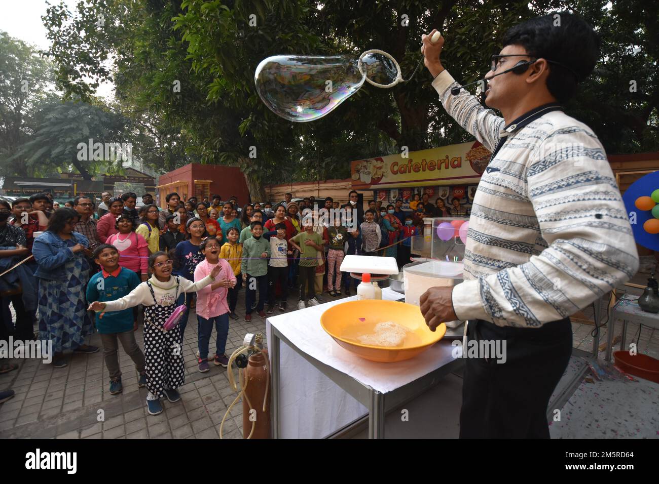Kalkutta, Westbengalen, Indien. 30. Dezember 2022. Im Birla Industrial and Technological Museum wird während der Feiertage am Jahresende eine Open-Air-Show mit überzeugenden wissenschaftlichen Botschaften für die breite Öffentlichkeit aller Altersgruppen geboten. (Kreditbild: © Biswarup Ganguly/Pacific Press via ZUMA Press Wire) Kredit: ZUMA Press, Inc./Alamy Live News Stockfoto