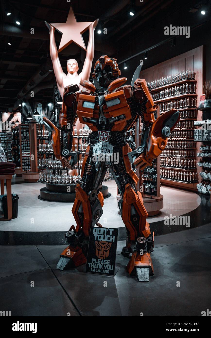 Iron man Statue und Schild „nicht berühren“ im Titanic Venice Shop Stockfoto