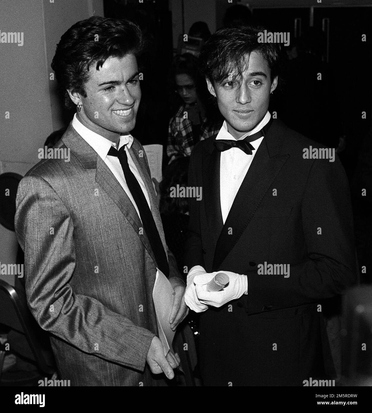 Dateifoto vom 30. Januar 03/84 von Wham's George Michael (links) und Andrew Ridgeley. Wham hat sich eine weitere Nummer-Eins-Single für letzte Weihnachten gesichert, da er in der letzten Woche des Jahres 2022 an die Spitze der Charts zurückkehrt. Die offizielle Charts Company sagte, dass die beliebte festliche Strecke, die von George Michael und Andrew Ridgeley aufgeführt wurde, dieses Jahr zum zweiten Mal die Spitzenposition einnahm. Ausgabedatum: Freitag, 30. Dezember 2022. Stockfoto