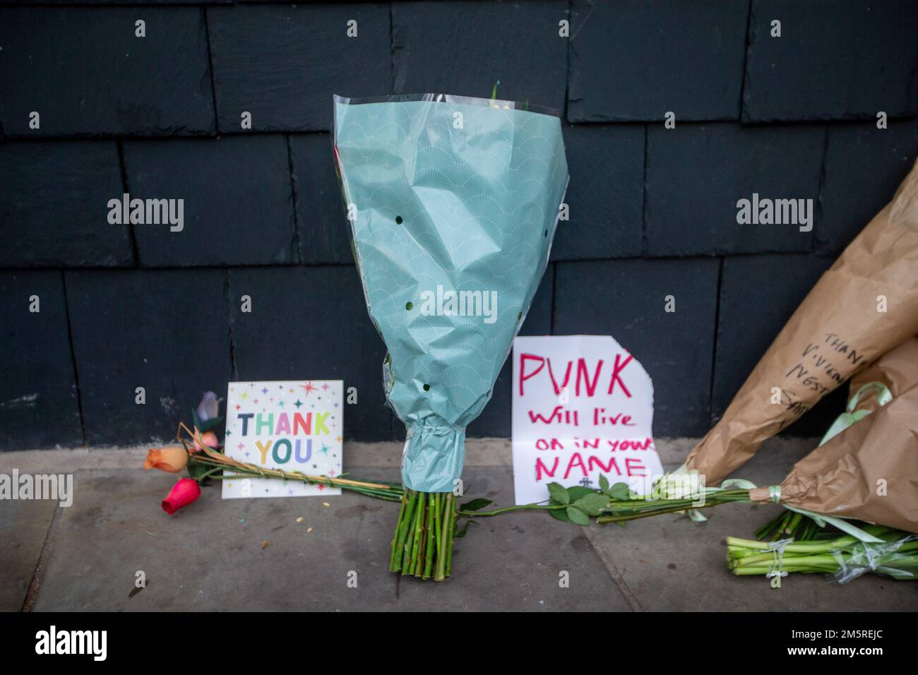 London, Großbritannien. 30. Dezember 2022. Vor dem originalen Kings Road Store der britischen ModeIkone Vivienne Westwood, die gestern um 81 Uhr starb, befinden sich Blumenfeiern. Kredit: ZUMA Press, Inc./Alamy Live News Stockfoto