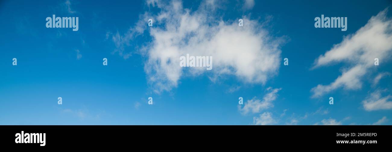Hochauflösender blauer, wolkiger Panoramakliff Stockfoto