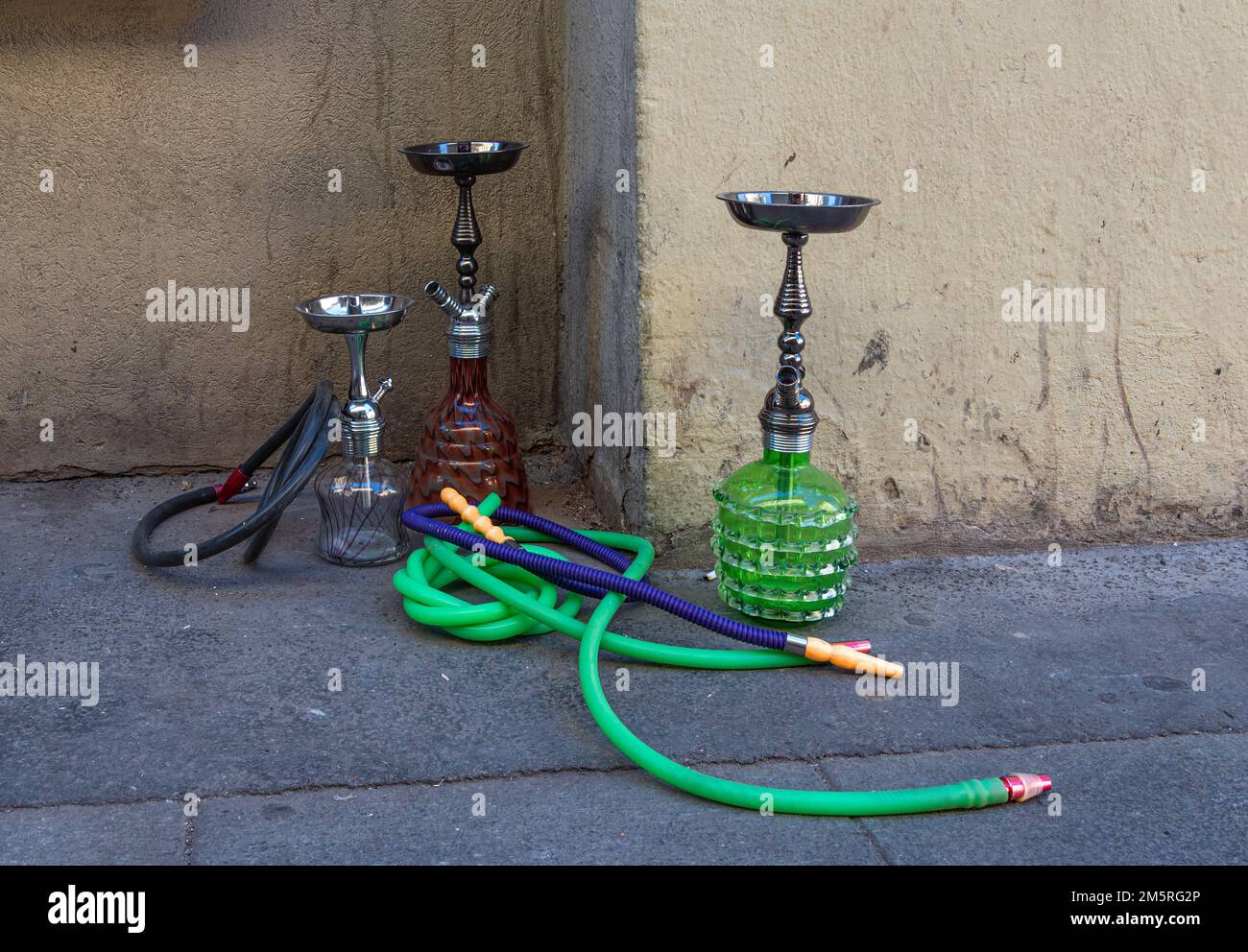 Shisha Wasserpfeifen und Raucherausrüstung auf dem Boden Stockfoto