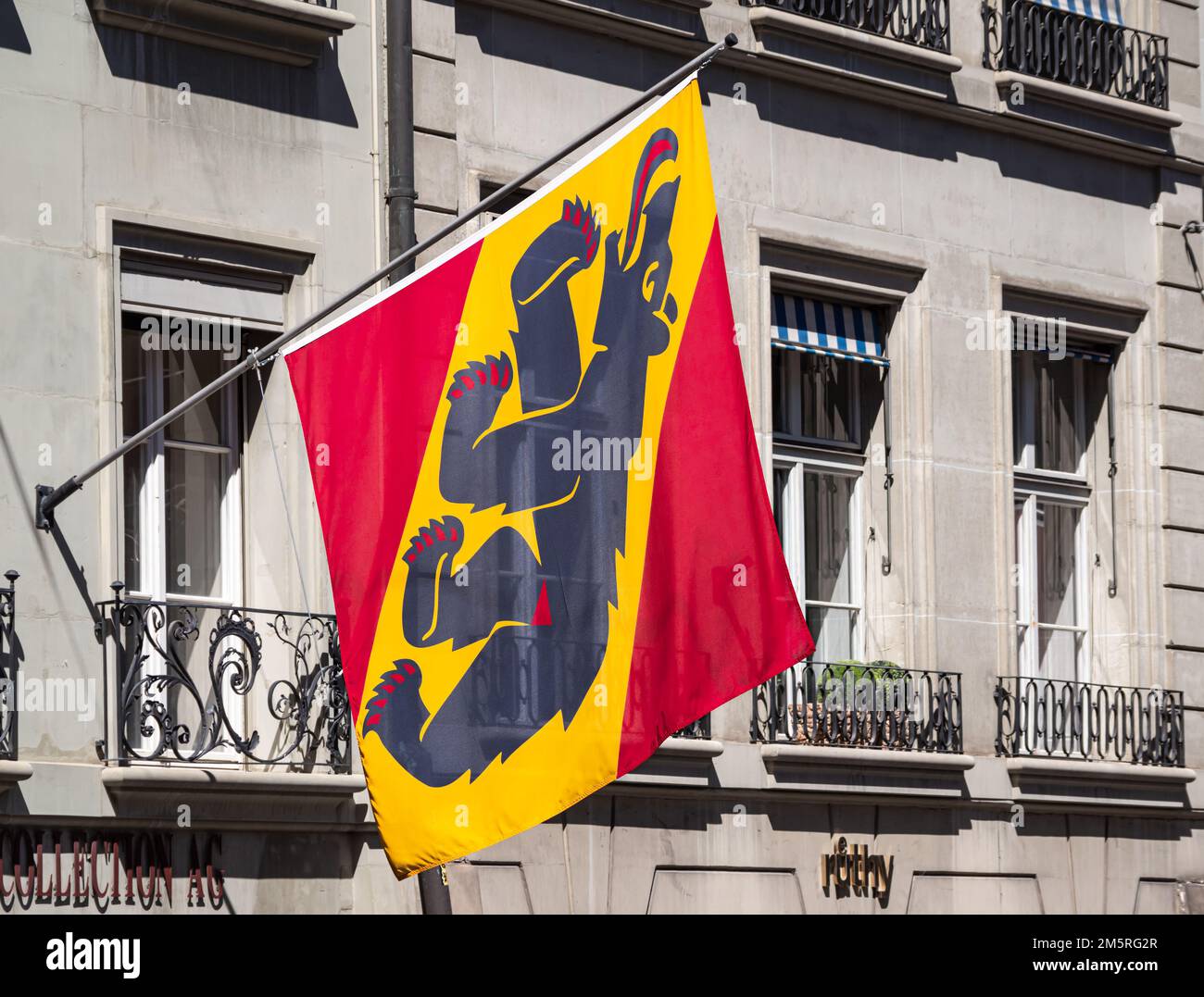 Die rote und gelbe Flagge des schweizer Kantons Bern mit dem Bild eines Bären Stockfoto