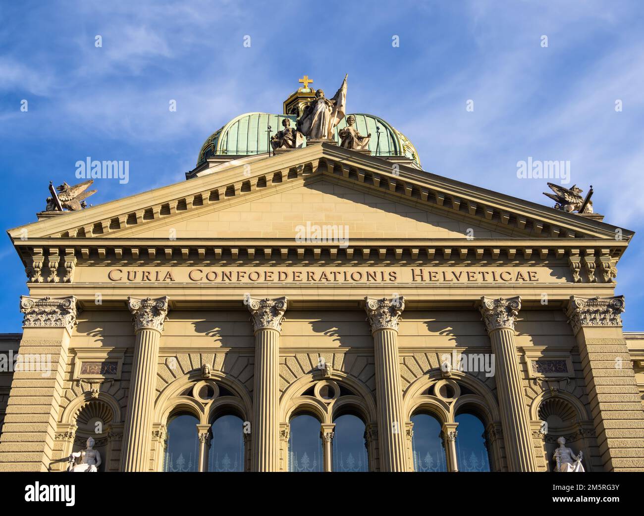 Bern, Schweiz - 12. Juli 2022: bundesparlamentarisches Gebäude der schweizerischen Eidgenossenschaft in Bern Stockfoto