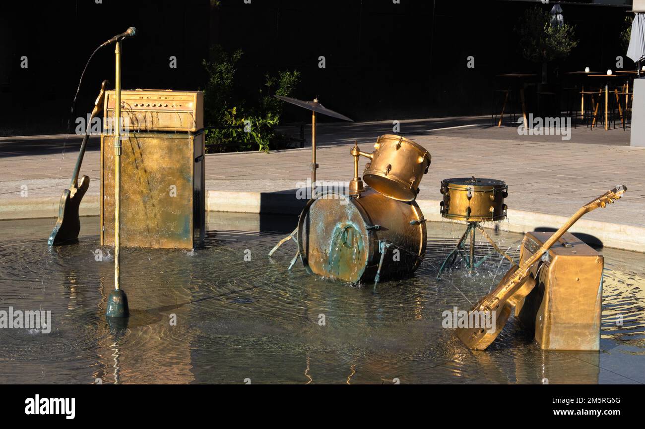Lausanne, Schweiz - 14. Juli 2022: Künstlerische Darstellung von Rockmusikinstrumenten in einem Wasserbrunnen in Lausanne Stockfoto