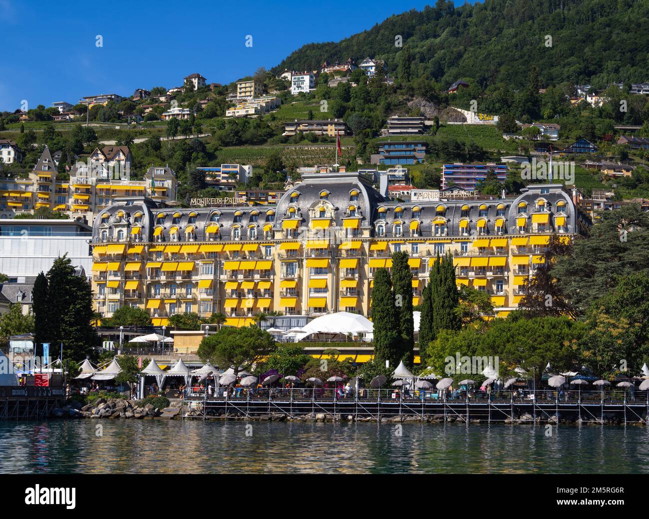 Montreux, Schweiz - 14. Juli 2022: Luxushotel Montreux Palace and riviera. Stockfoto