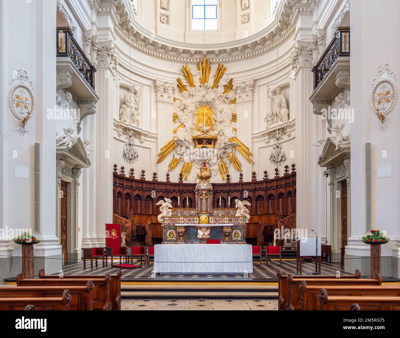 Solothurn, Schweiz - July12, 2022: Altar und Innere der Kirche Saint ...
