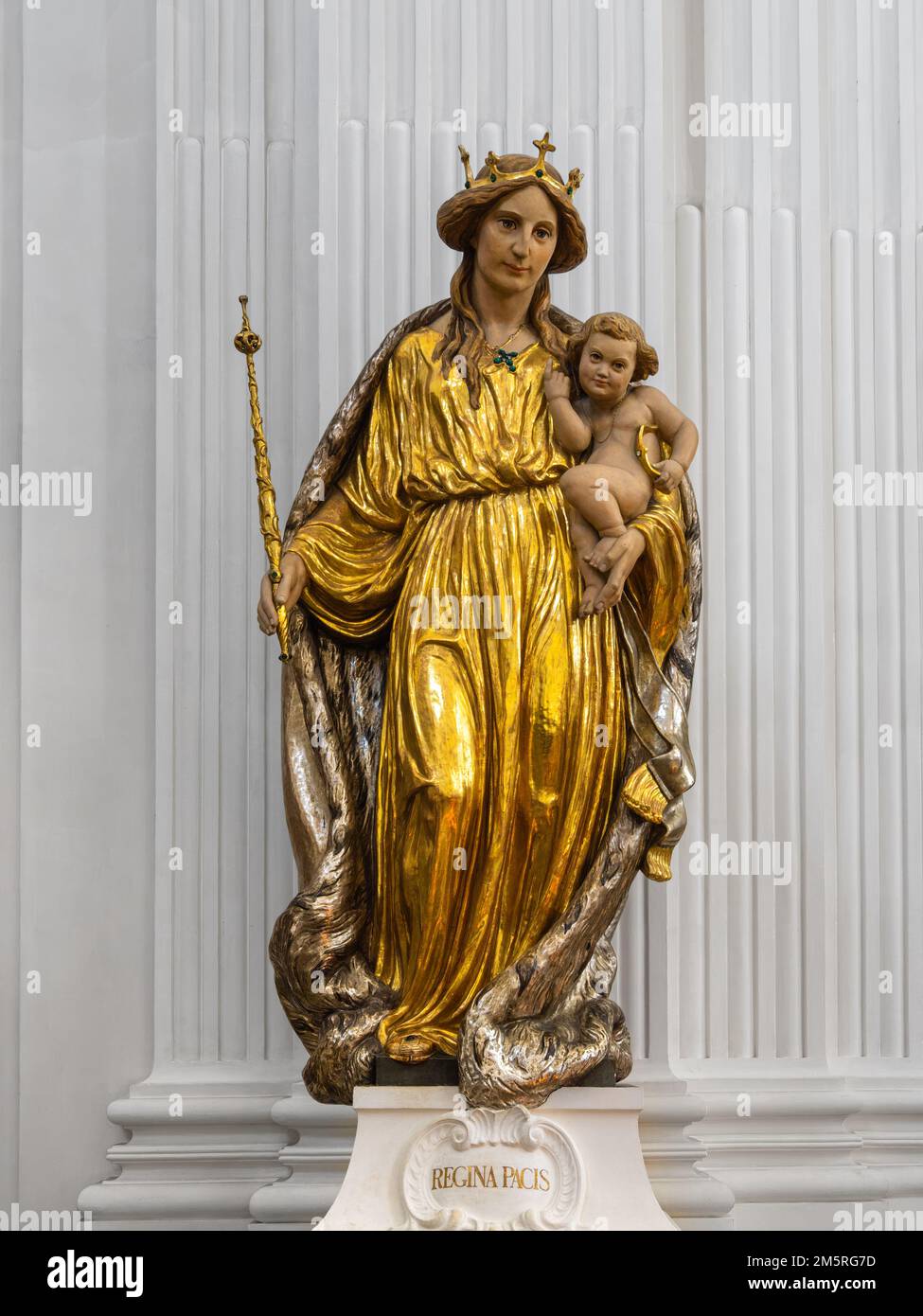 Solothurn, Schweiz - July12, 2022: Vergoldete Marienstatue, Königin des Friedens, mit Kind Jesus in der Kathedrale von Solothurn, Schweiz. Stockfoto
