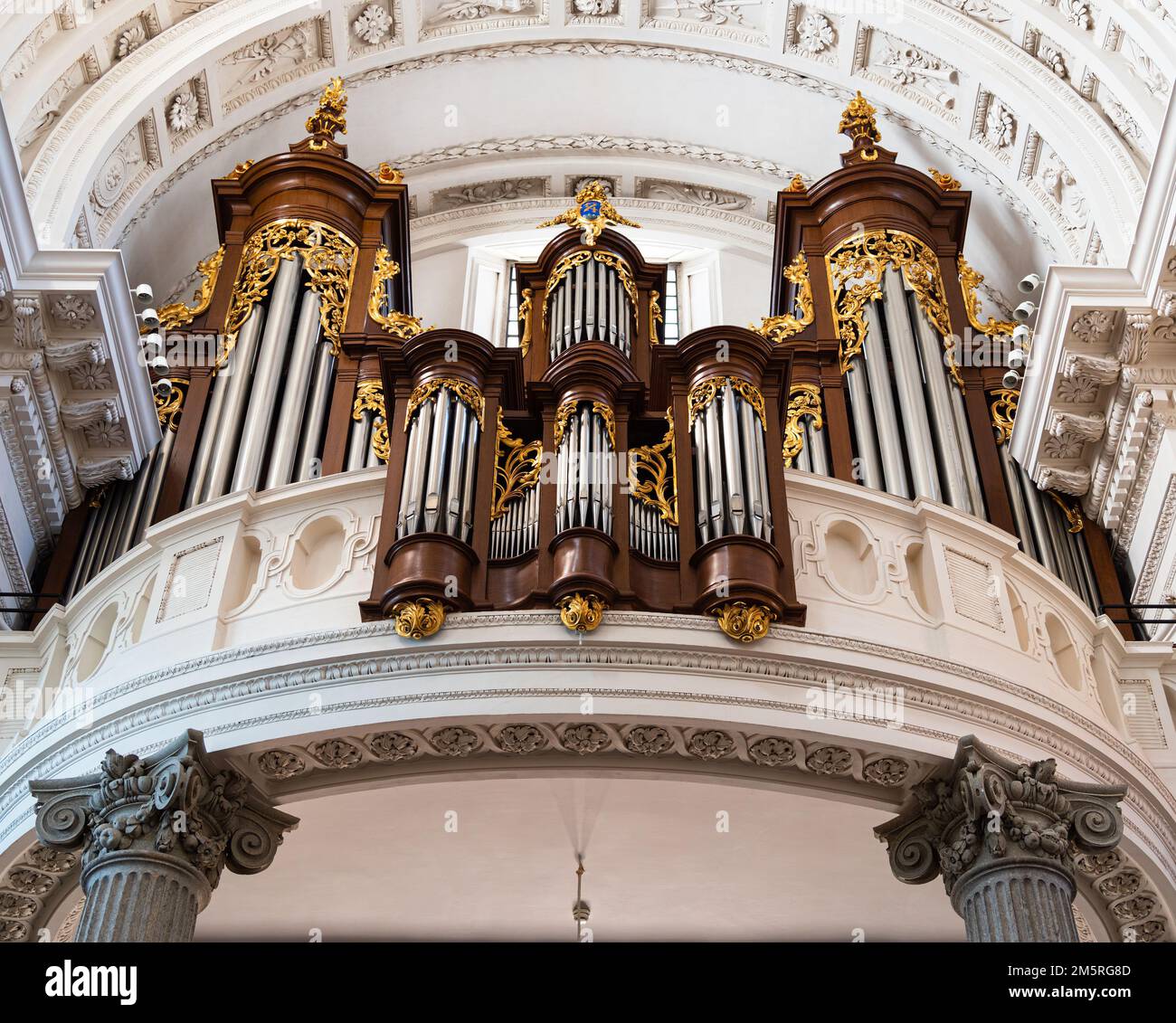 Solothurn, Schweiz - July12, 2022: Barockorgel in der Kirche Saint Urs und Viktor, Kathedrale der römisch-katholischen Diözese von Basel in Th Stockfoto