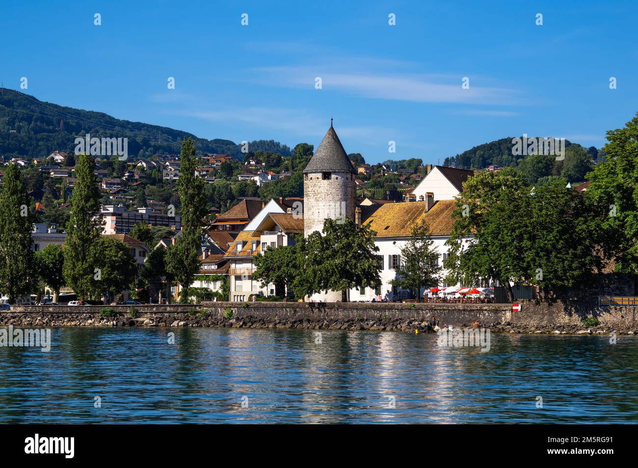 Vevey, Schweiz - 14. Juli 2022: Blick vom Genfer See auf die Altstadt von Vevey mit ihrem mittelalterlichen Turm Stockfoto