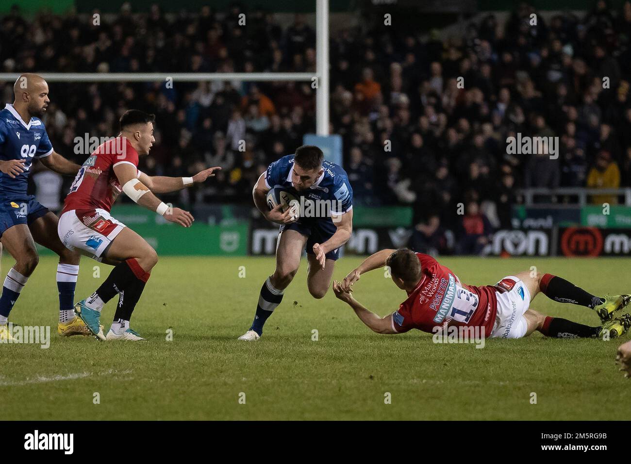 Manchester, Großbritannien. 30. Dezember 2022. Verkauf Tom Curry macht eine Pause *** während des Gallagher Premiership Rugby-Spiels zwischen Sale Sharks und Leicester Tigers im AJ Bell Stadium, Manchester am 30. Dezember 2022. Foto von Simon Hall. Nur redaktionelle Verwendung, Lizenz für kommerzielle Verwendung erforderlich. Keine Verwendung bei Wetten, Spielen oder Veröffentlichungen von Clubs/Ligen/Spielern. Kredit: UK Sports Pics Ltd/Alamy Live News Kredit: UK Sports Pics Ltd/Alamy Live News Stockfoto