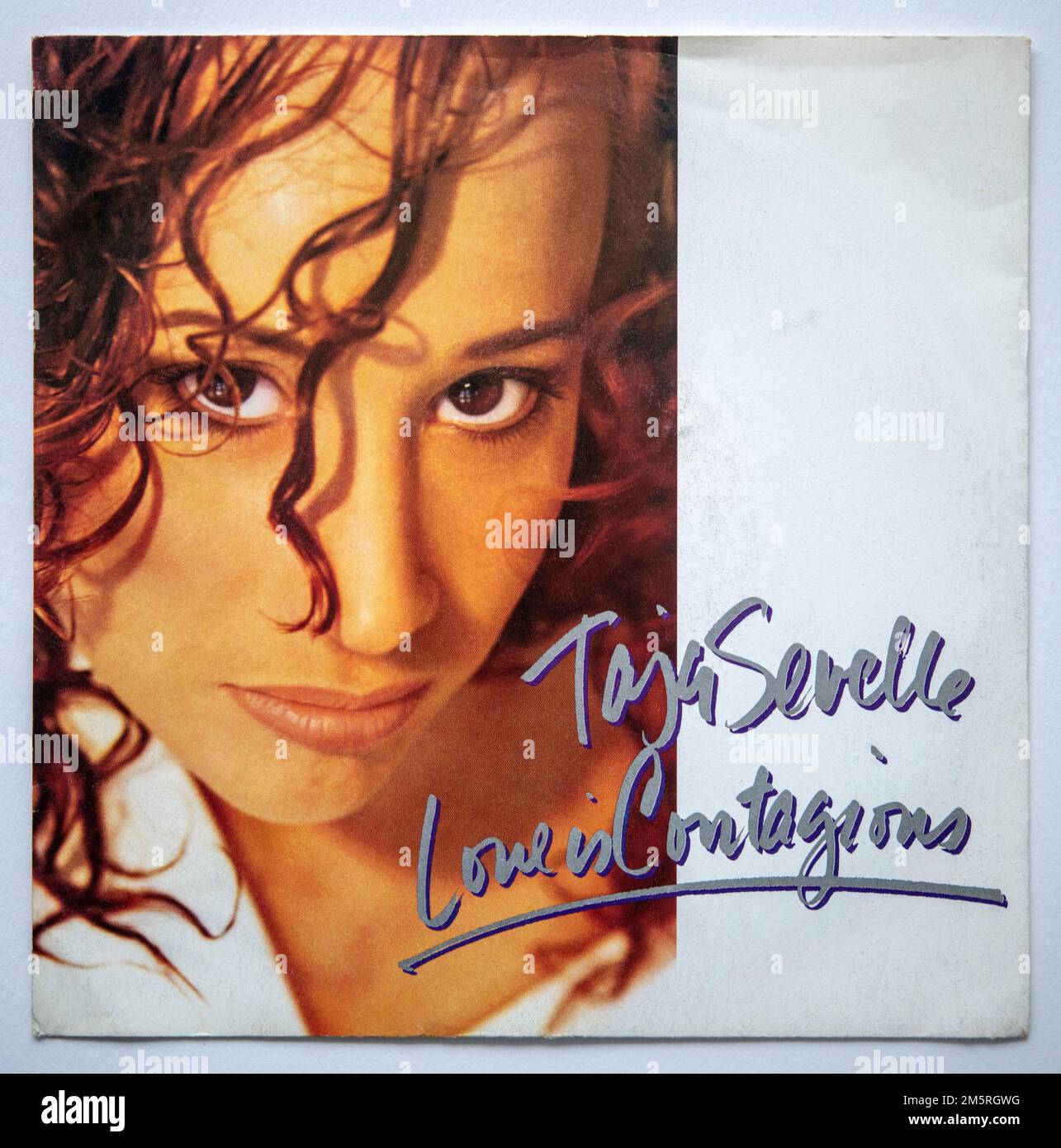 Bildcover der 7 cm großen Einzelversion von „Love is contagious“ von Taja Sevelle, die 1987 veröffentlicht wurde Stockfoto
