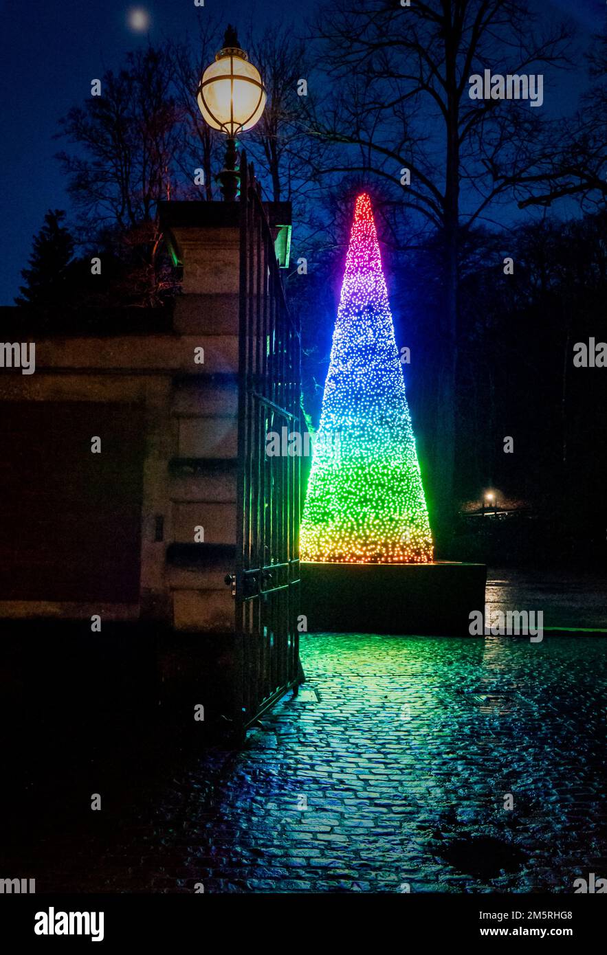 Ein sich ständig ändernder, kegelförmiger Weihnachtsbaum in den Stallungen im Waddesdon Manor, Buckinghamshire Stockfoto