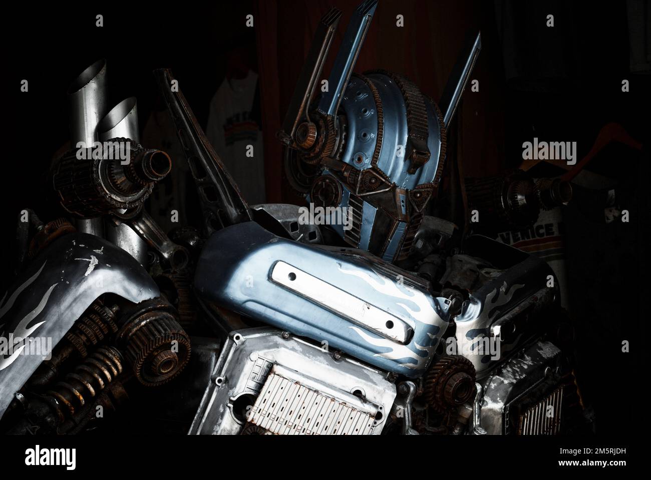 Nahaufnahme der Metallic-Statue mit wunderbaren Figuren im Titanic Venice Store Stockfoto