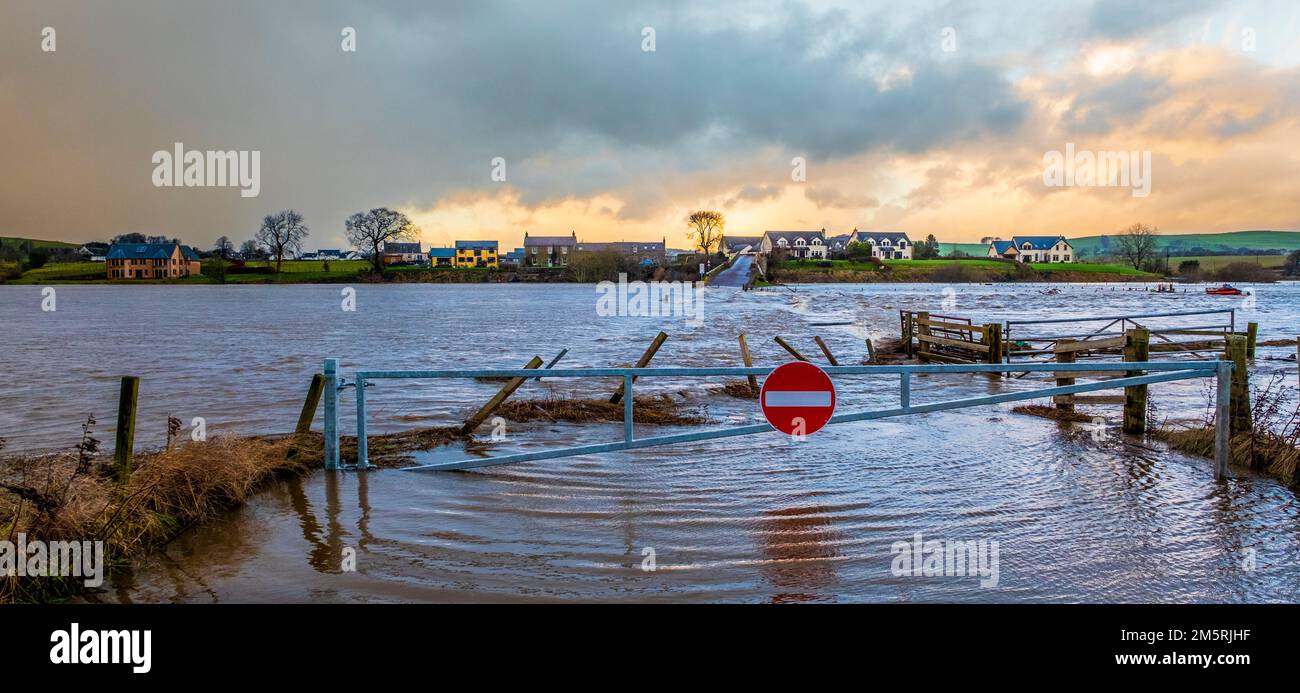 Der Fluss Clyde in South Lanarkshire, Schottland, nach Tagen mit starkem Regen überschwemmt Stockfoto