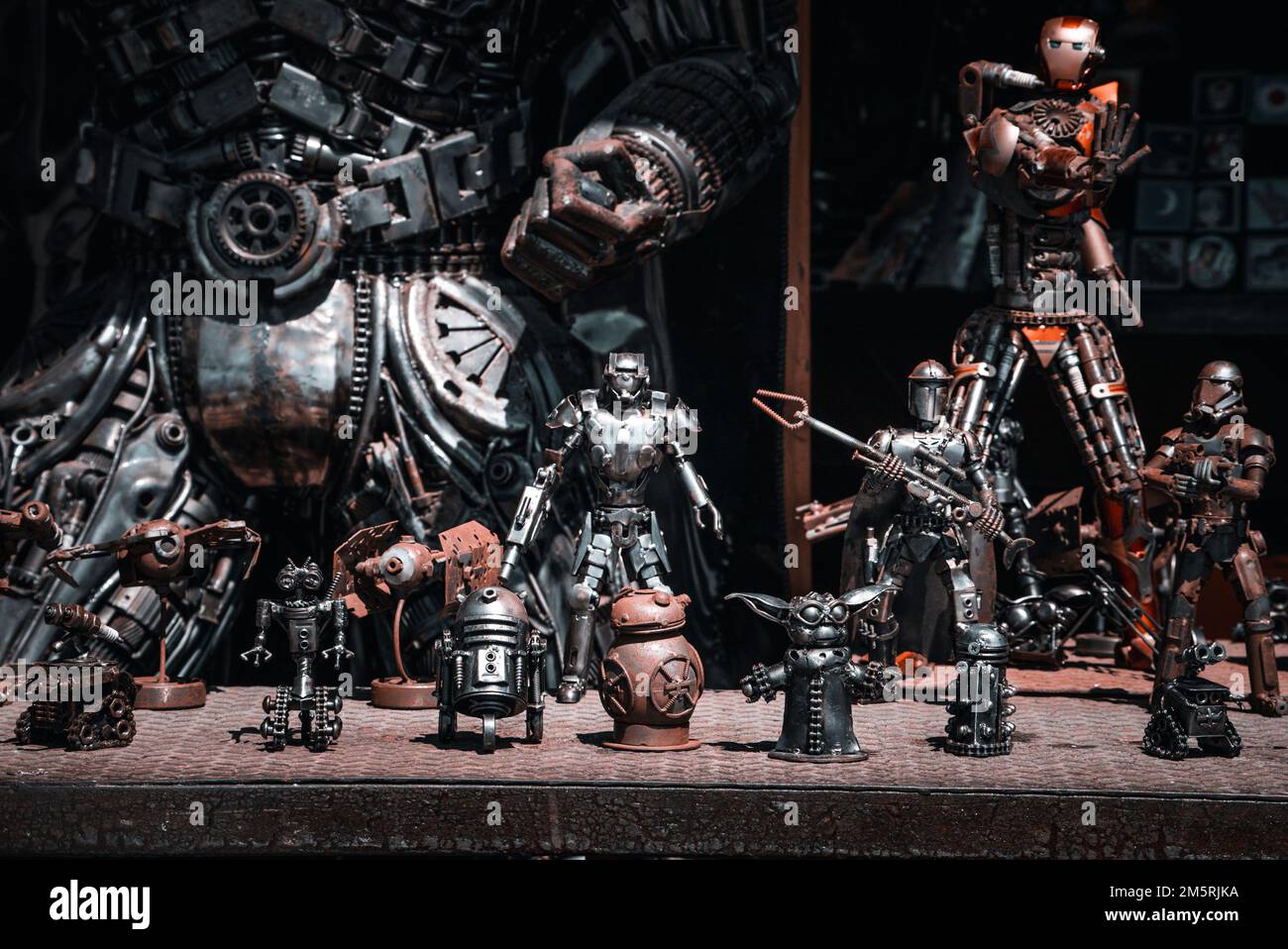 Verschiedene Metallic-Statuen von Superhelden von Marvel werden im Souvenirladen verkauft Stockfoto