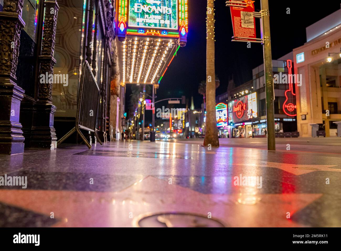 Die Oberfläche des Walk of Fame Stars befindet sich auf dem Terrazzo-Gehweg mit beleuchtetem Theater Stockfoto