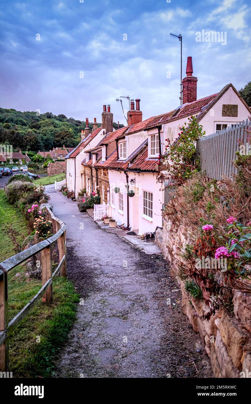 Eine Reihe von Hütten in Sandsend, North Yorkshire Coast bei Whitby Stockfoto