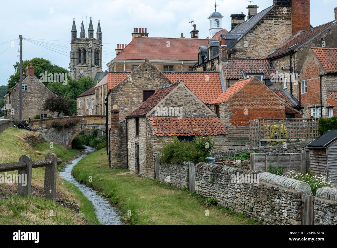 Pantile Dächer und york Stone House in der Nähe des Beck mit Brücke in Helmsley, Ryedale, North Yorkshire Stockfoto