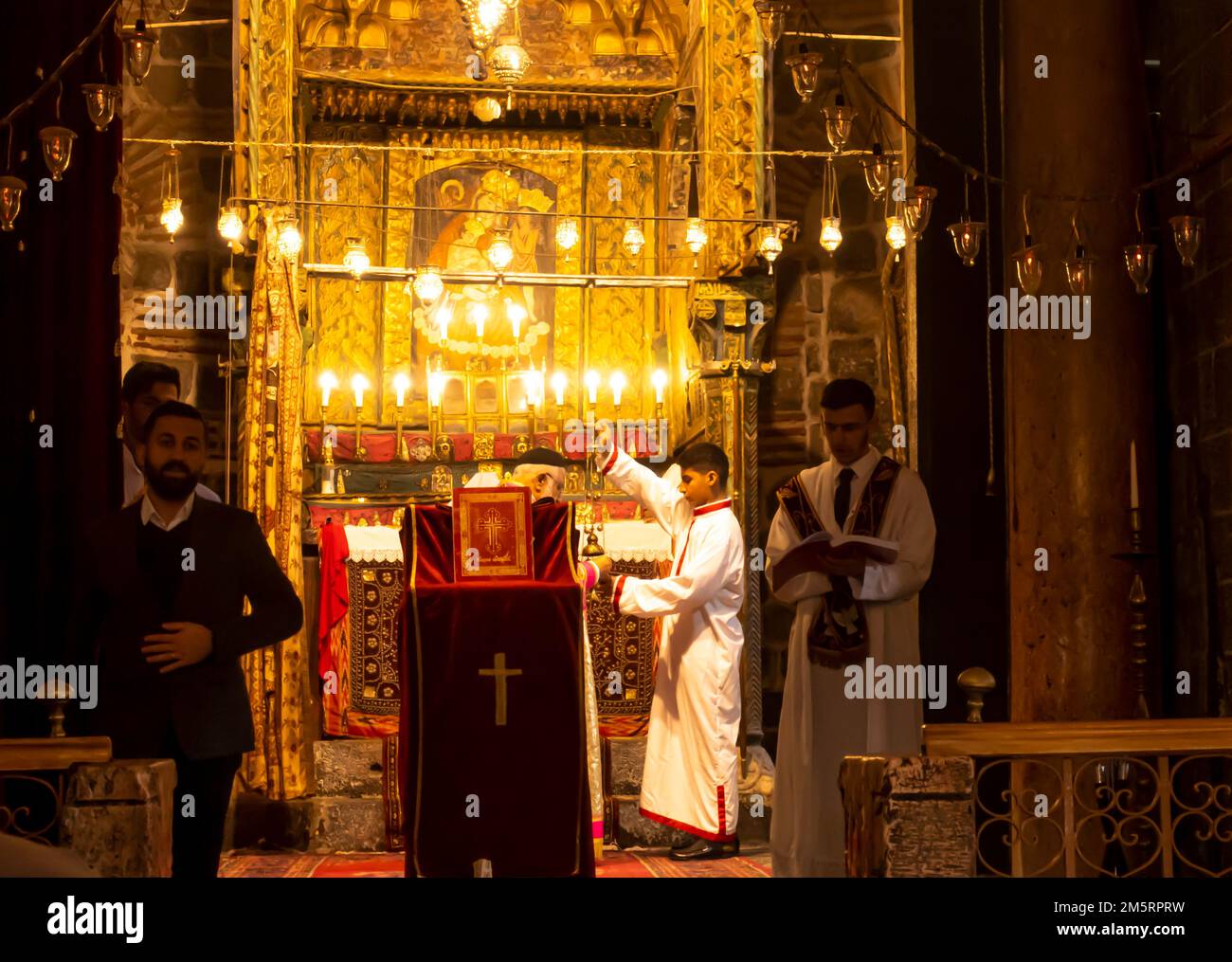 Weihnachtsmesse, Feier in der syrisch-orthodoxen Kirche der Jungfrau Maria, Diyarbakır, Türkei. 25. Dezember 2022. Syrisch-orthodoxe Kathedrale, 3. Jahrhundert Stockfoto
