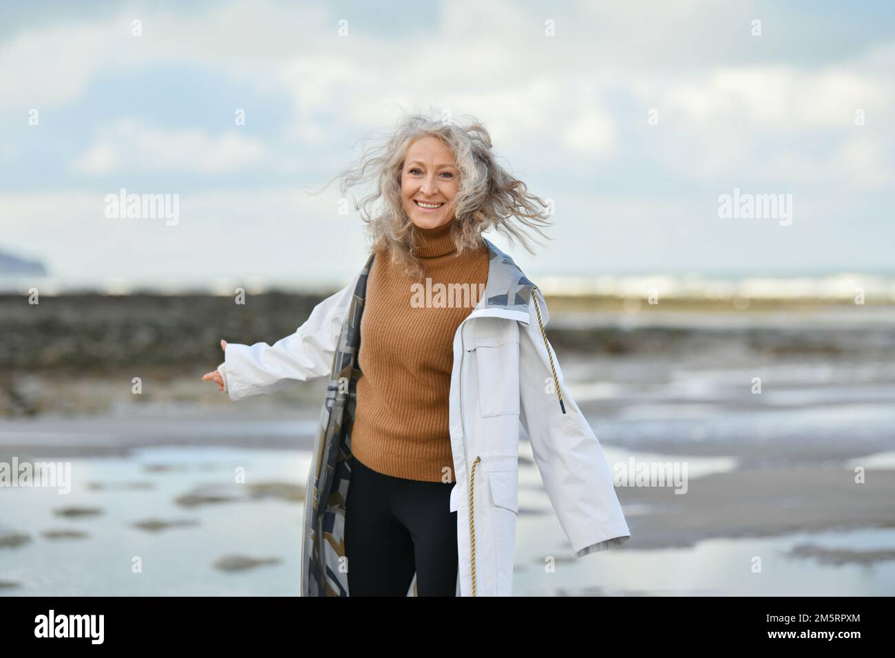 Porträt einer 50-jährigen Frau mit einem weißen Lächeln Stockfoto