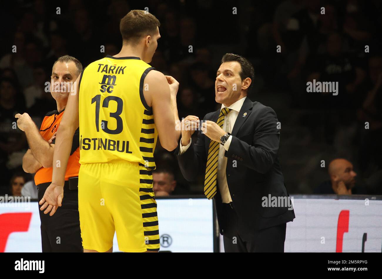 Bologna, Italien. 30. Dezember 2022. Dimitris Itoudis (Cheftrainer von Fenerbahce Beko Istanbul) und Tarik Biberovic (Fenerbahce Beko Istanbul) während des Euroleague-Basketballspiels Segafredo Virtus Bologna vs. Fenerbahce Beko Istanbul - Bologna, 30. Dezember 2022 in der Segafredo Arena Credit: Live Media Publishing Group/Alamy Live Media Publishing Group Stockfoto