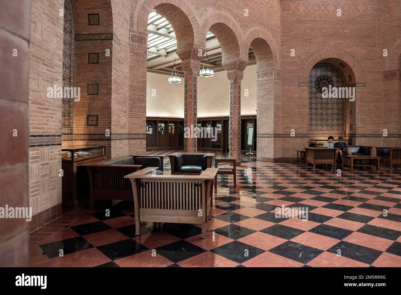Stühle und Sofa auf gefliestem Boden im UCLA College Stockfoto