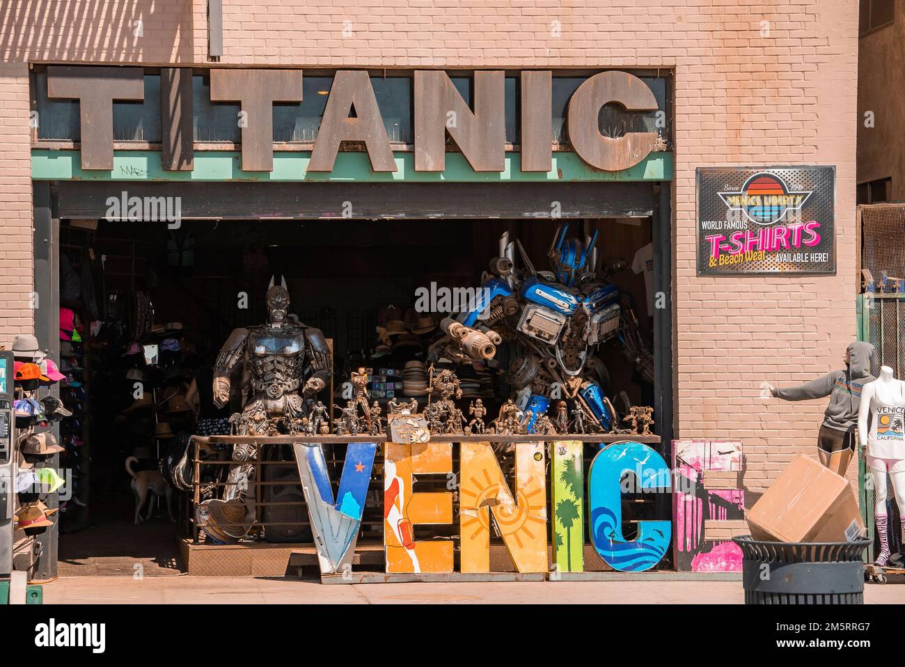 Die Metallic-Statuen der Superhelden von Marvel werden im Shop Titanic Venice zum Verkauf angeboten Stockfoto