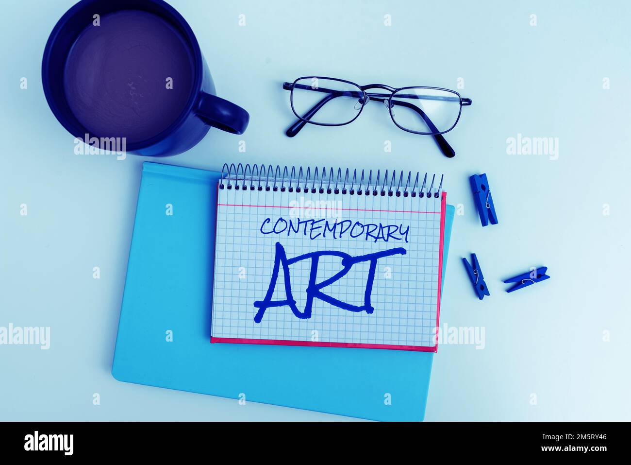 Schild mit zeitgenössischer Kunst. Das Wort, das heute von lebenden Künstlern geschrieben wurde, beeinflusst von der fortschreitenden Welt Stockfoto