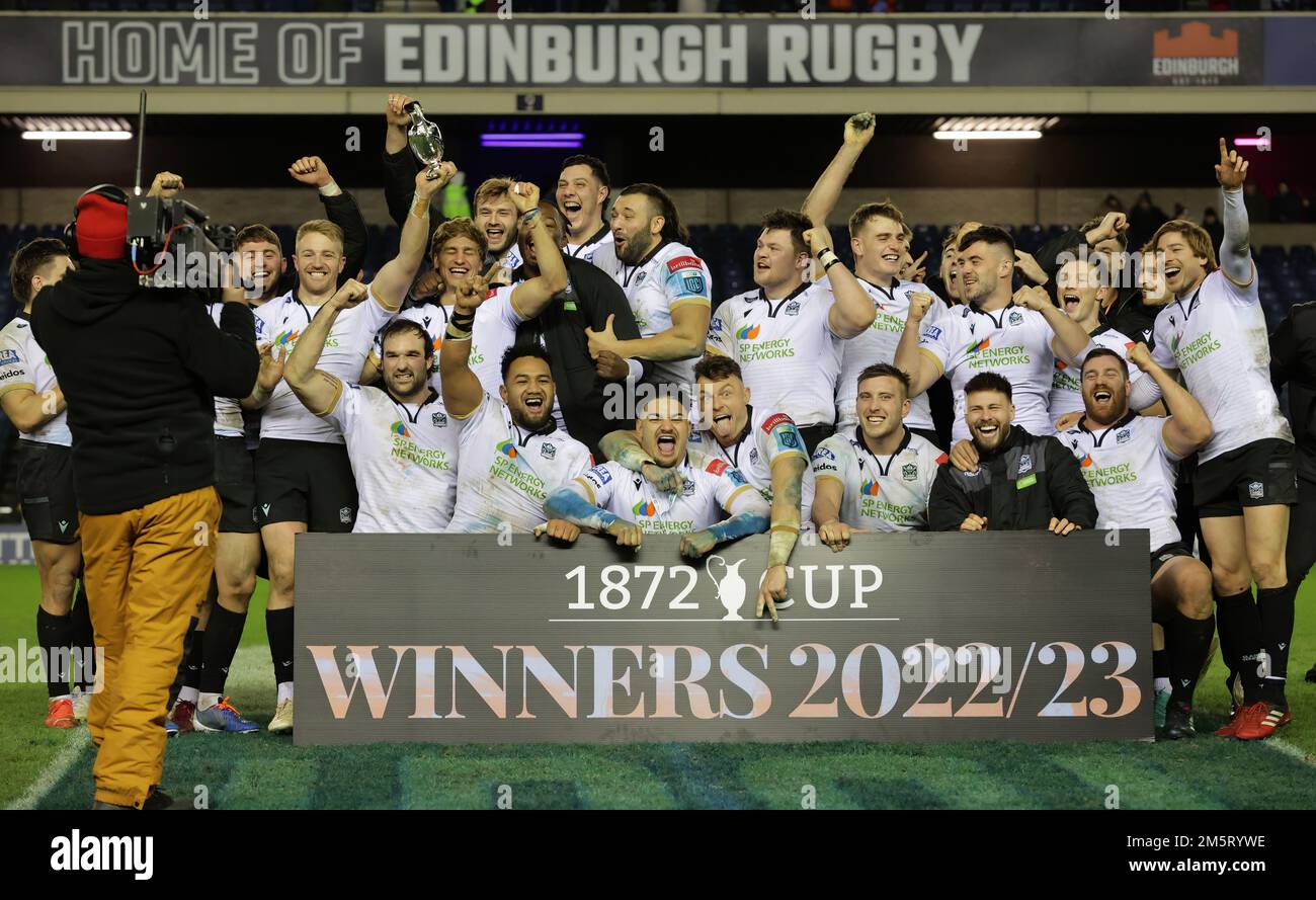 Die Glasgow Warriors heben den 1872 Cup während der United Rugby Championship 1872 Cup im BT Murrayfield Stadium in Edinburgh. Foto: Freitag, 30. Dezember 2022. Stockfoto