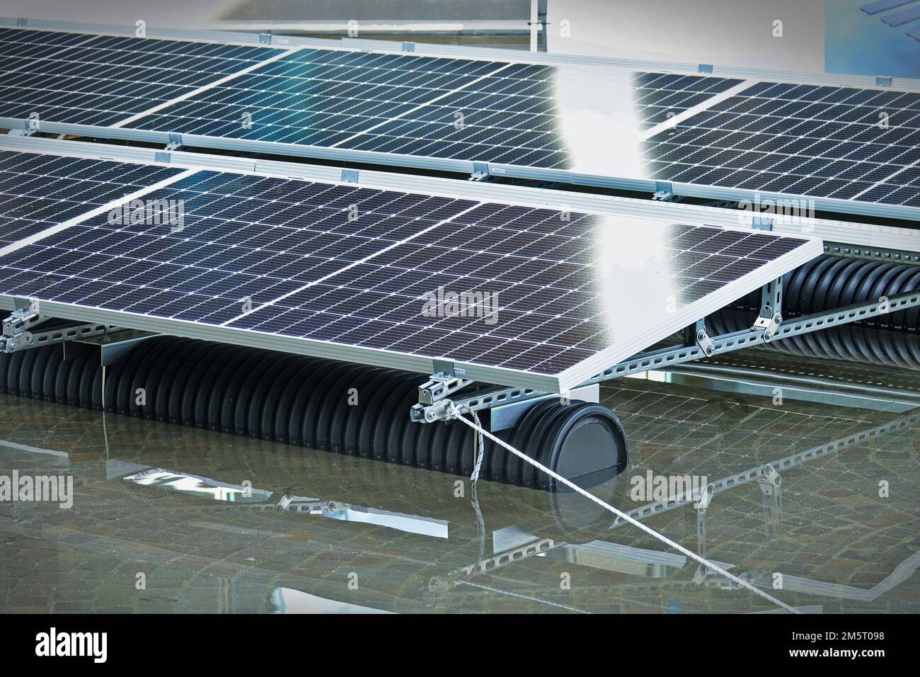 Modul mit schwimmendem Rahmen für Photovoltaik-Systeme, die auf Wasser schwimmend sind. Rimini, Italien - November 2022 Stockfoto